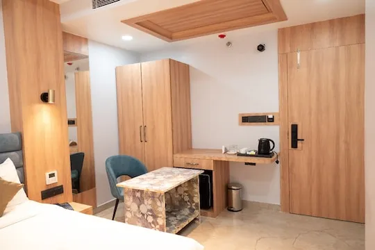 Luxury Suite Layout #19